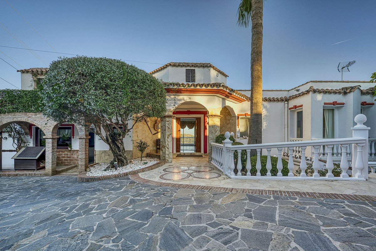 6 Bed Detached Villa in Hacienda Las Chapas