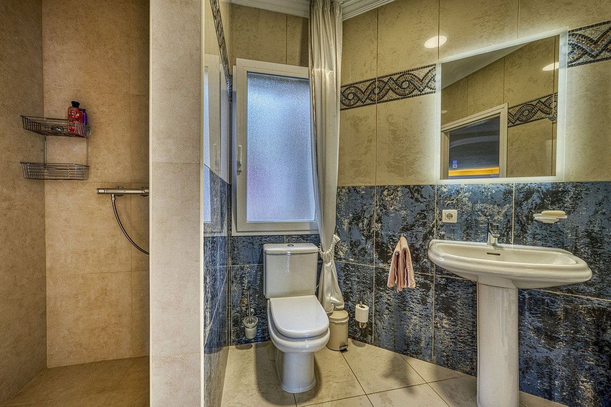 6 Bed Detached Villa in Hacienda Las Chapas
