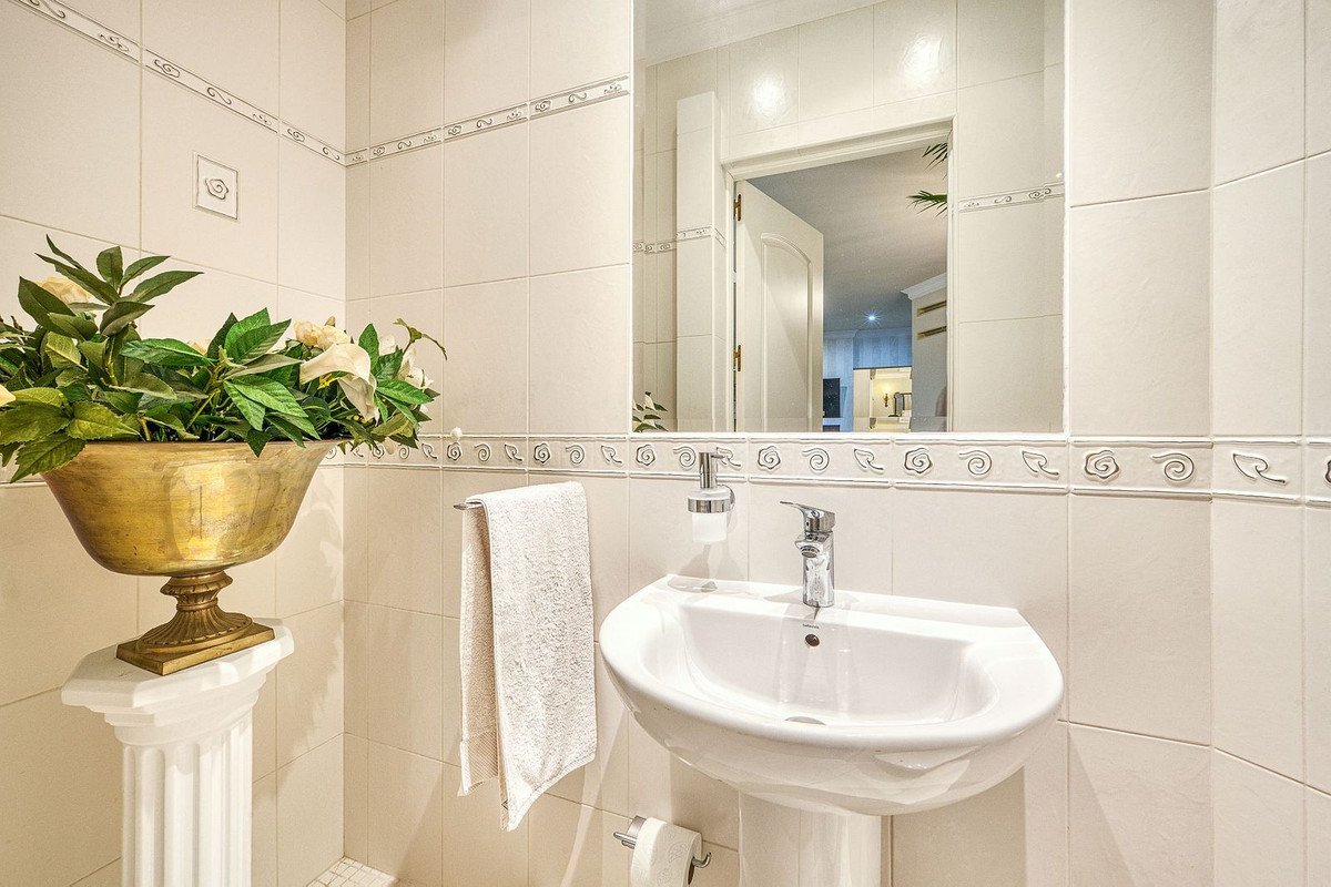 6 Bed Detached Villa in Hacienda Las Chapas