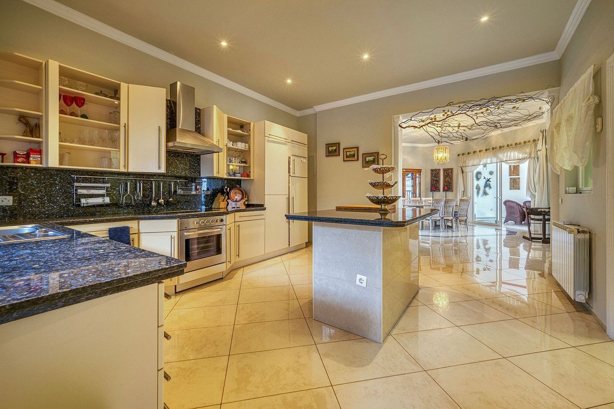 6 Bed Detached Villa in Hacienda Las Chapas
