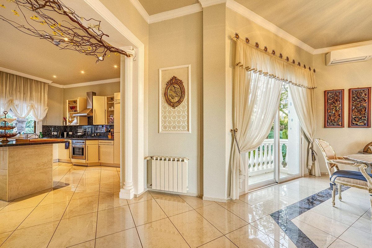 6 Bed Detached Villa in Hacienda Las Chapas