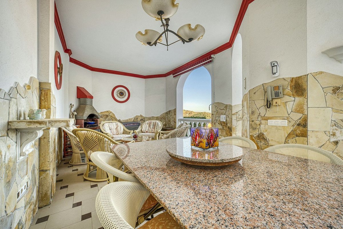 6 Bed Detached Villa in Hacienda Las Chapas