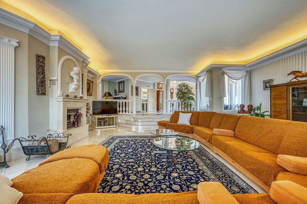 6 Bed Detached Villa in Hacienda Las Chapas