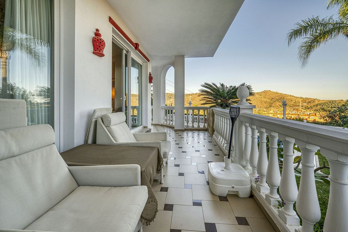 6 Bed Detached Villa in Hacienda Las Chapas