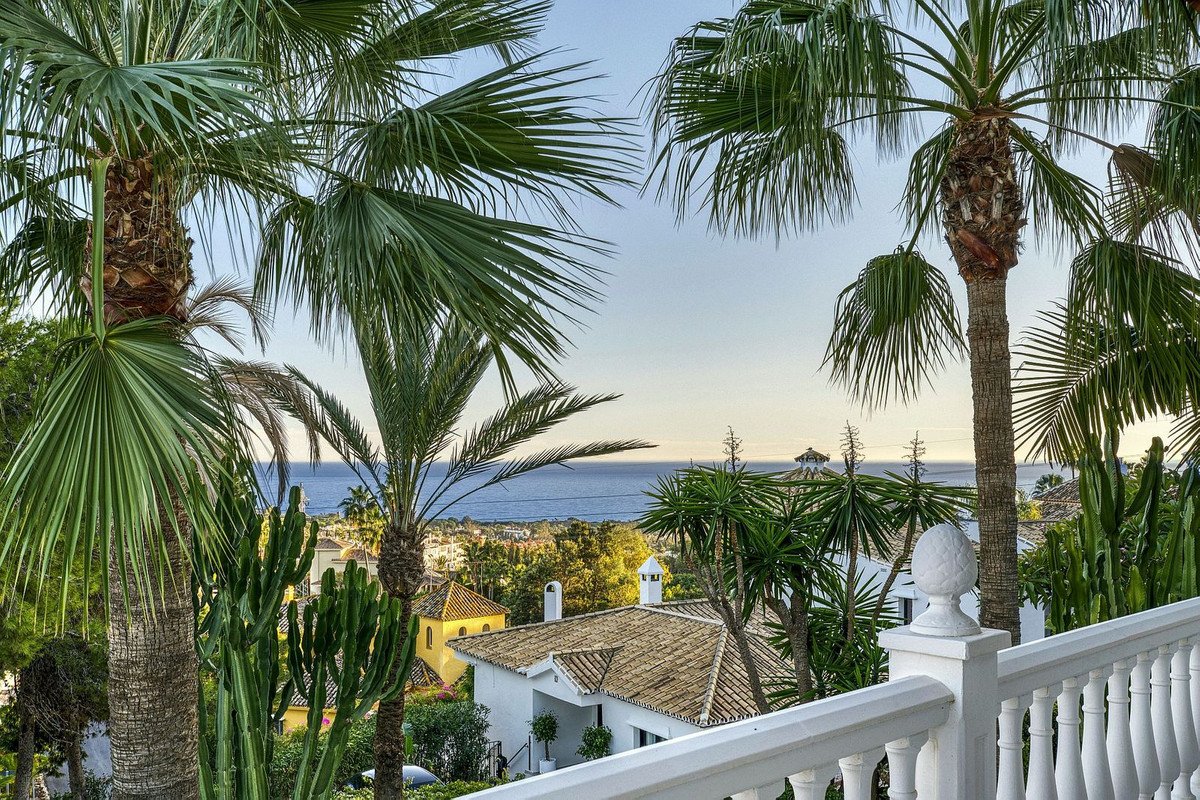 6 Bed Detached Villa in Hacienda Las Chapas
