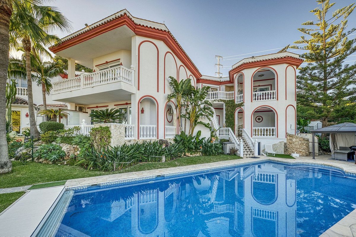 6 Bed Detached Villa in Hacienda Las Chapas
