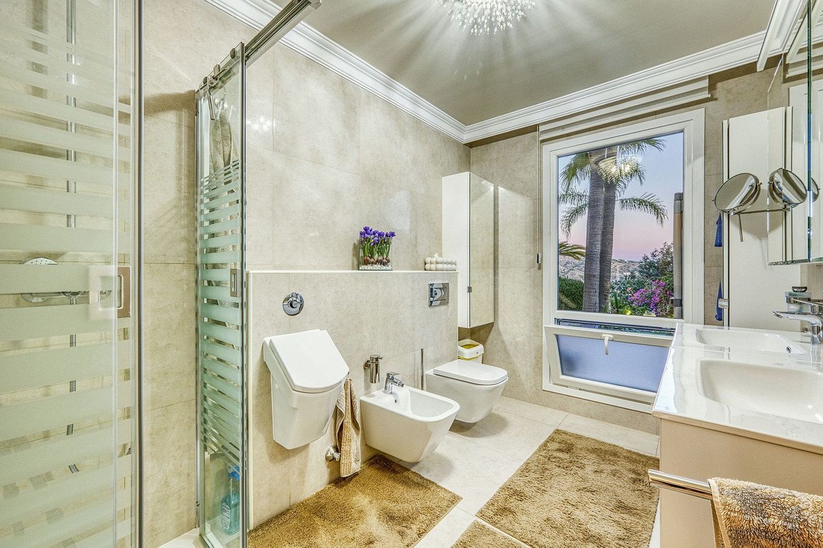 6 Bed Detached Villa in Hacienda Las Chapas