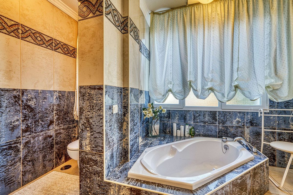 6 Bed Detached Villa in Hacienda Las Chapas