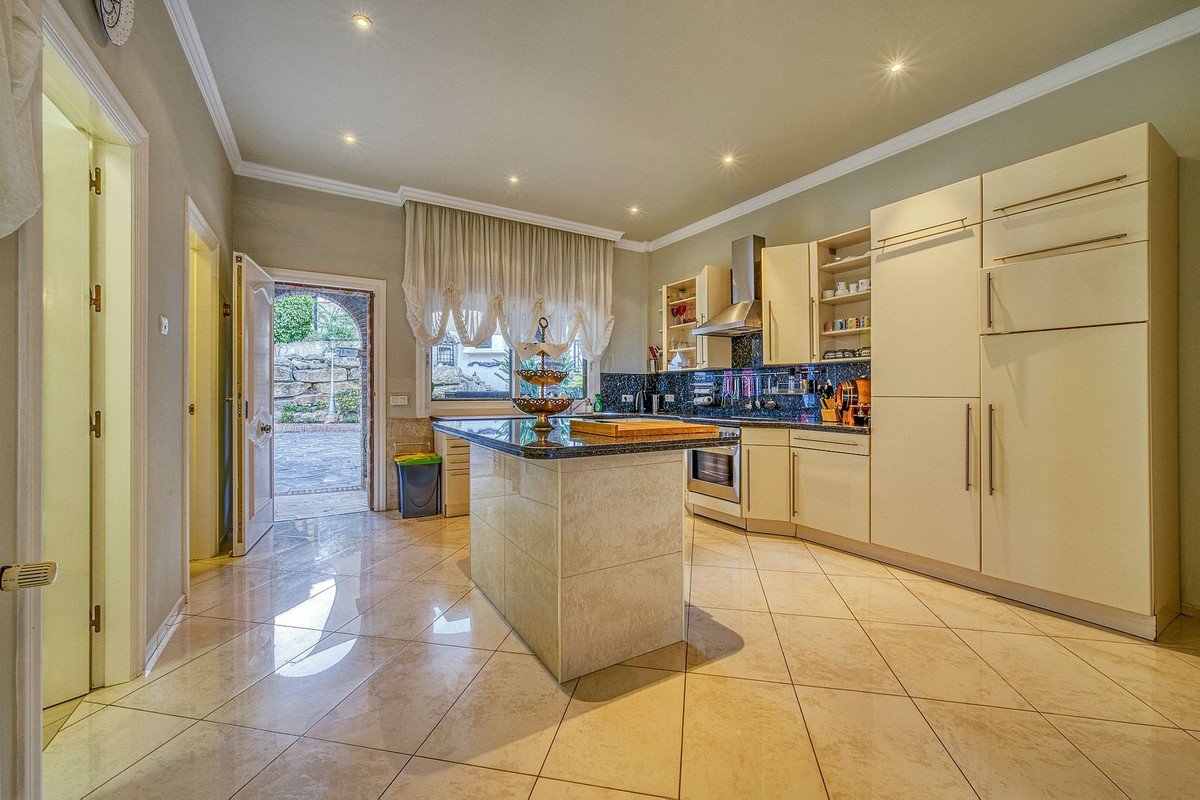 6 Bed Detached Villa in Hacienda Las Chapas