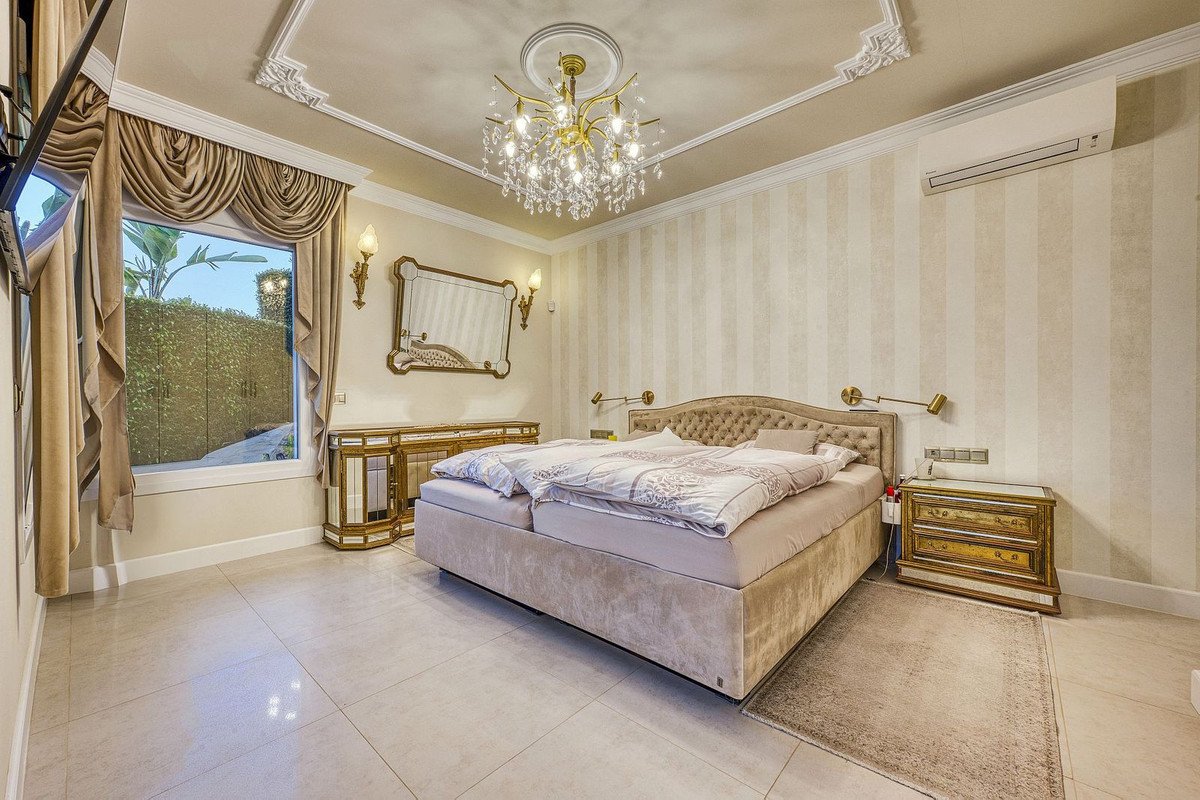6 Bed Detached Villa in Hacienda Las Chapas