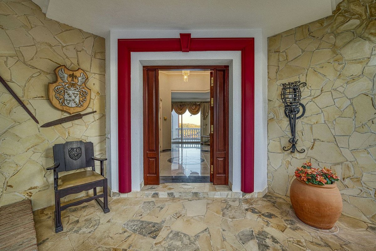 6 Bed Detached Villa in Hacienda Las Chapas