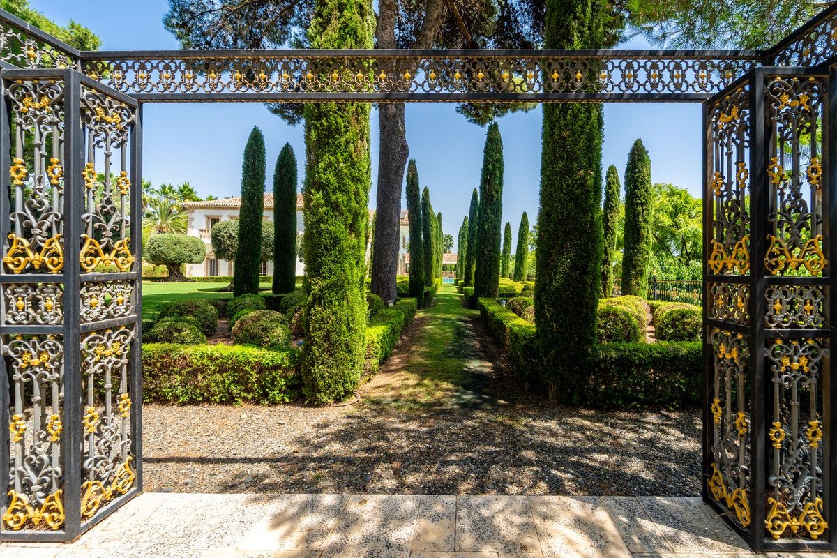10 Bed Detached Villa in Sierra Blanca