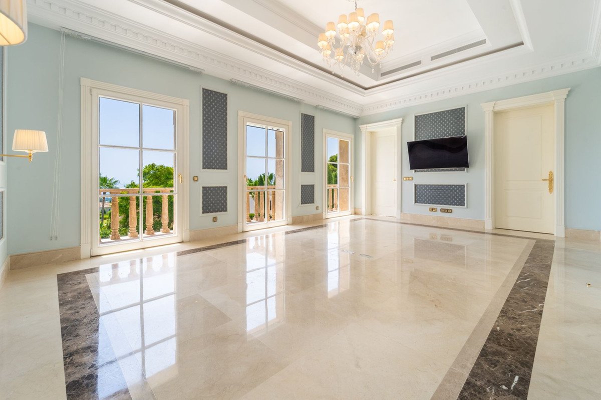 10 Bed Detached Villa in Sierra Blanca