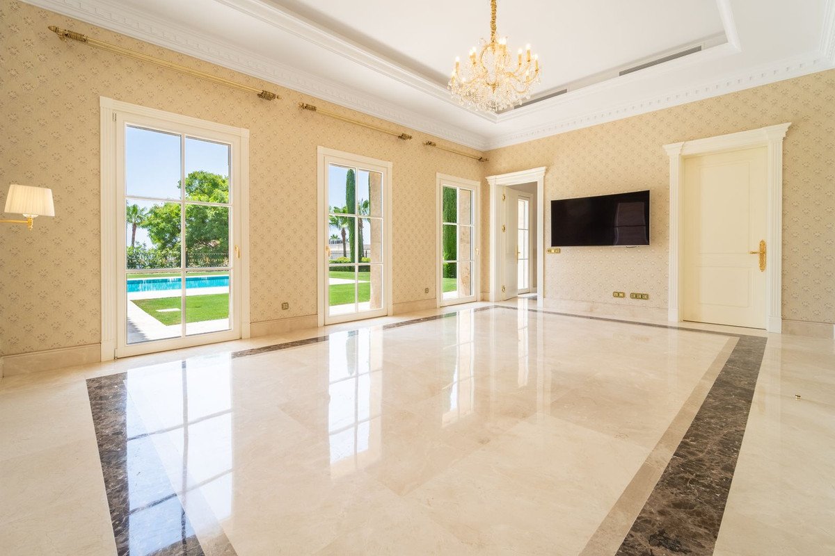 10 Bed Detached Villa in Sierra Blanca
