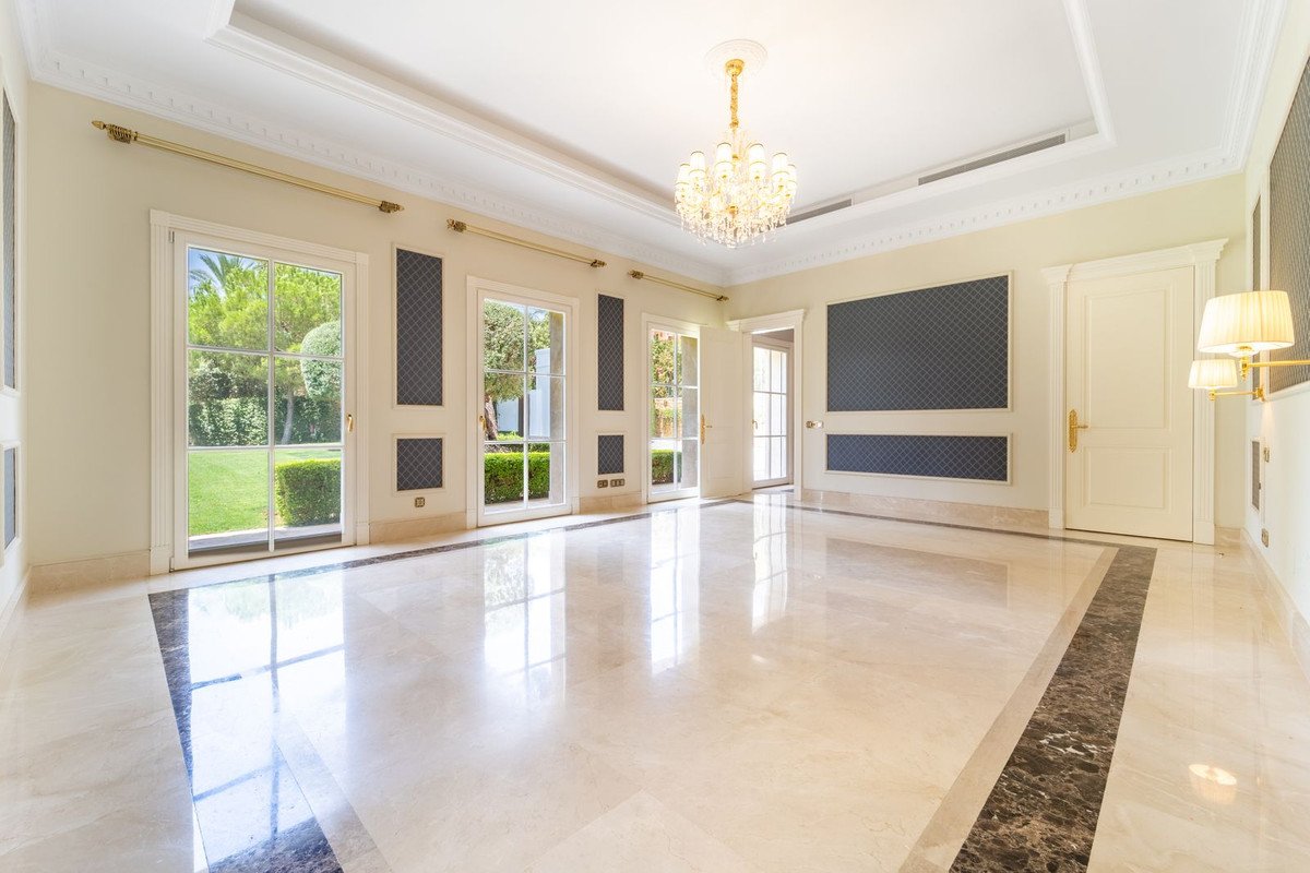 10 Bed Detached Villa in Sierra Blanca