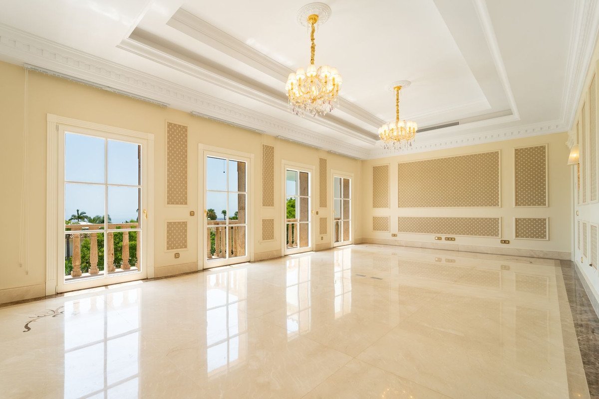 10 Bed Detached Villa in Sierra Blanca