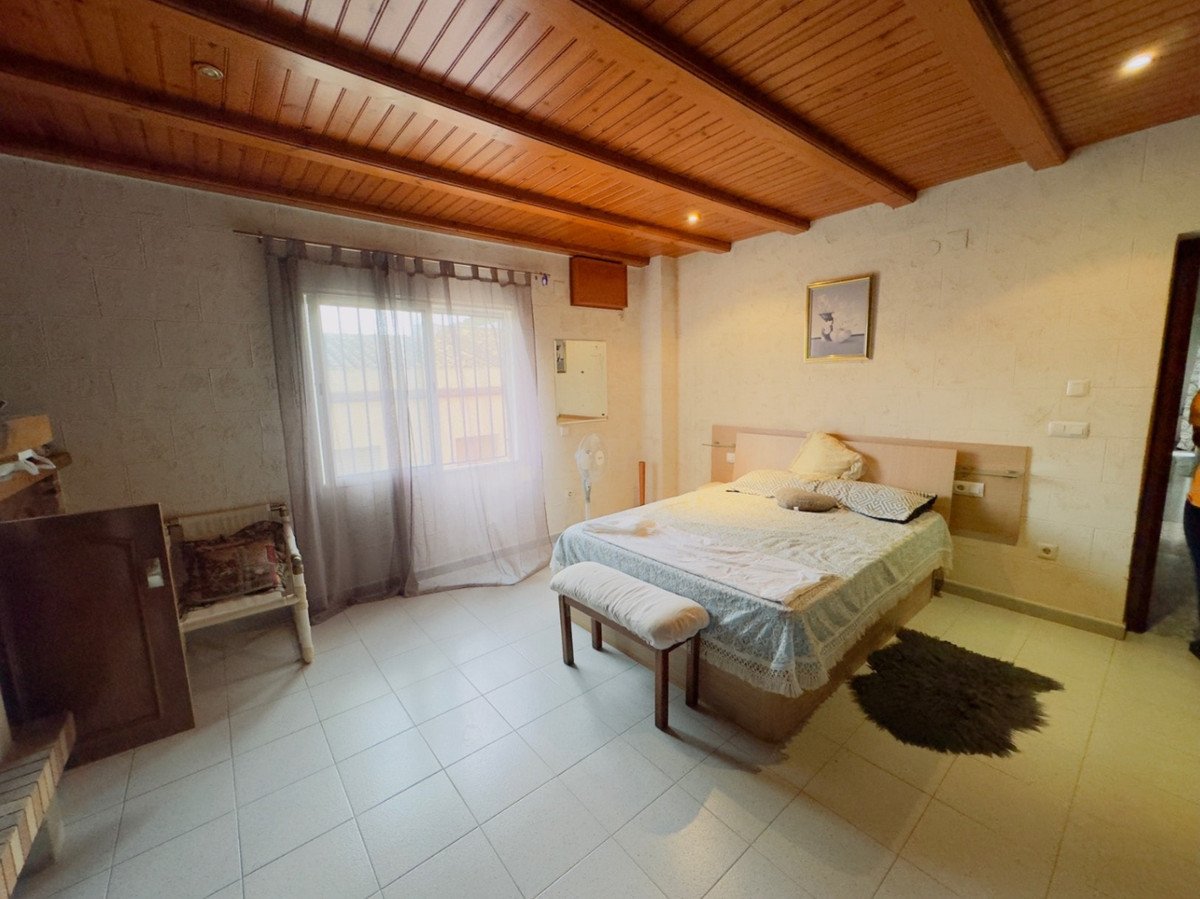 4 Bed Middle Floor Apartment in Pedreguer