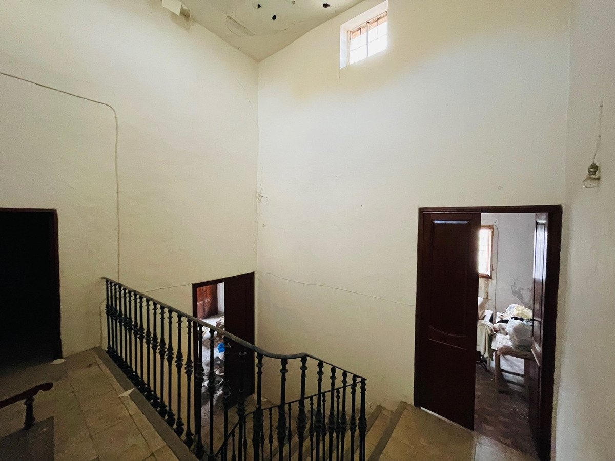 7 Bed Townhouse in El Vergel