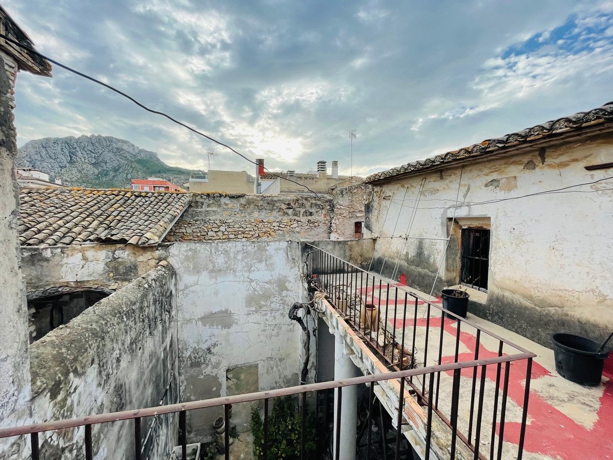 7 Bed Townhouse in El Vergel