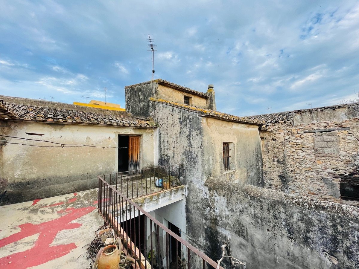 7 Bed Townhouse in El Vergel