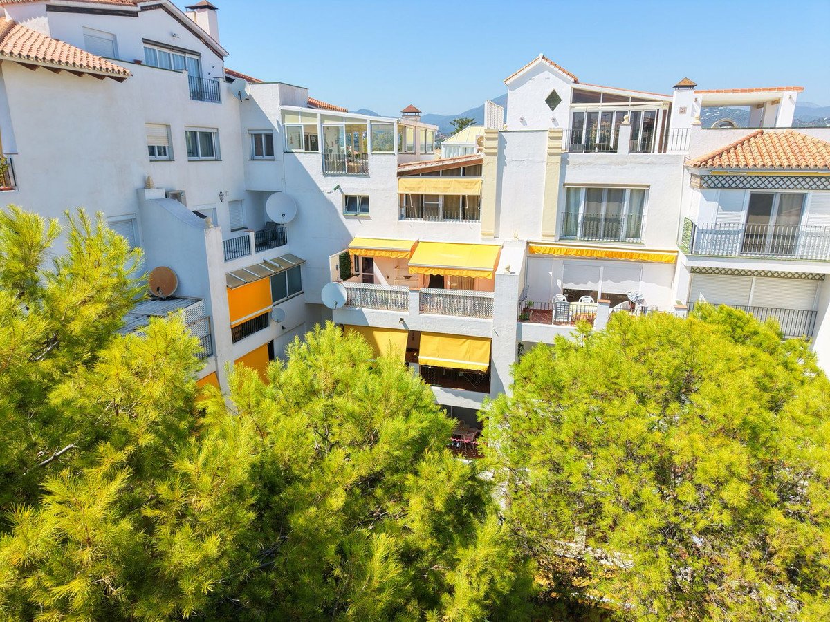 2 Bed Middle Floor Apartment in Estepona