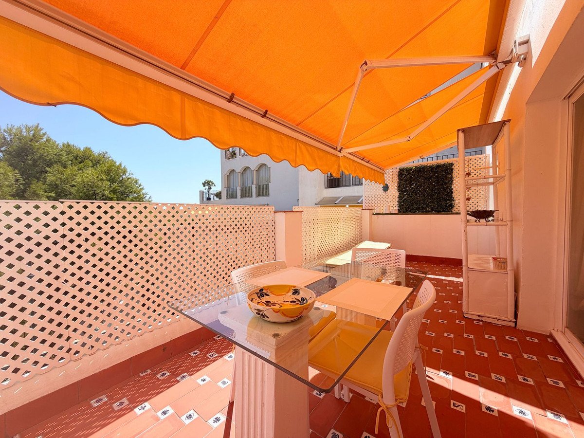2 Bed Middle Floor Apartment in Estepona
