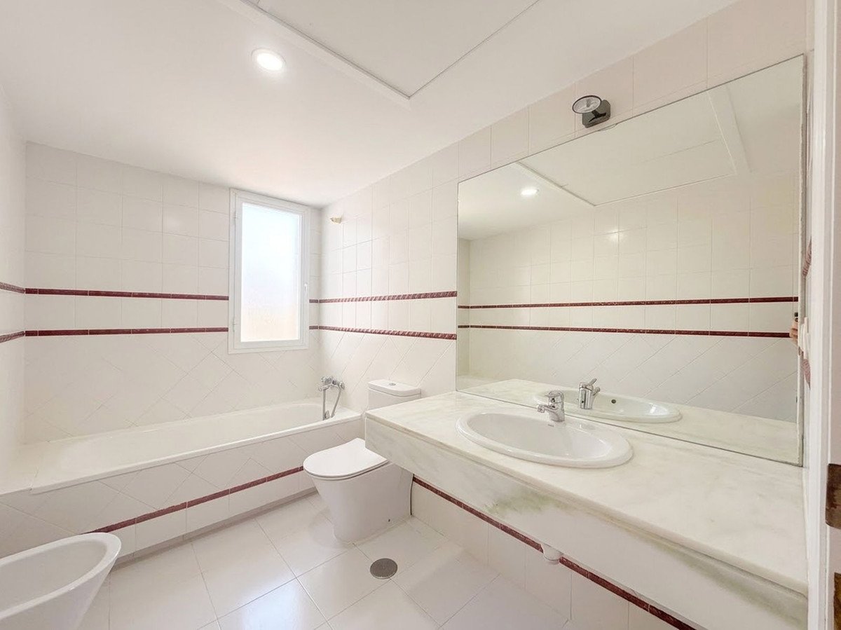 2 Bed Middle Floor Apartment in Estepona