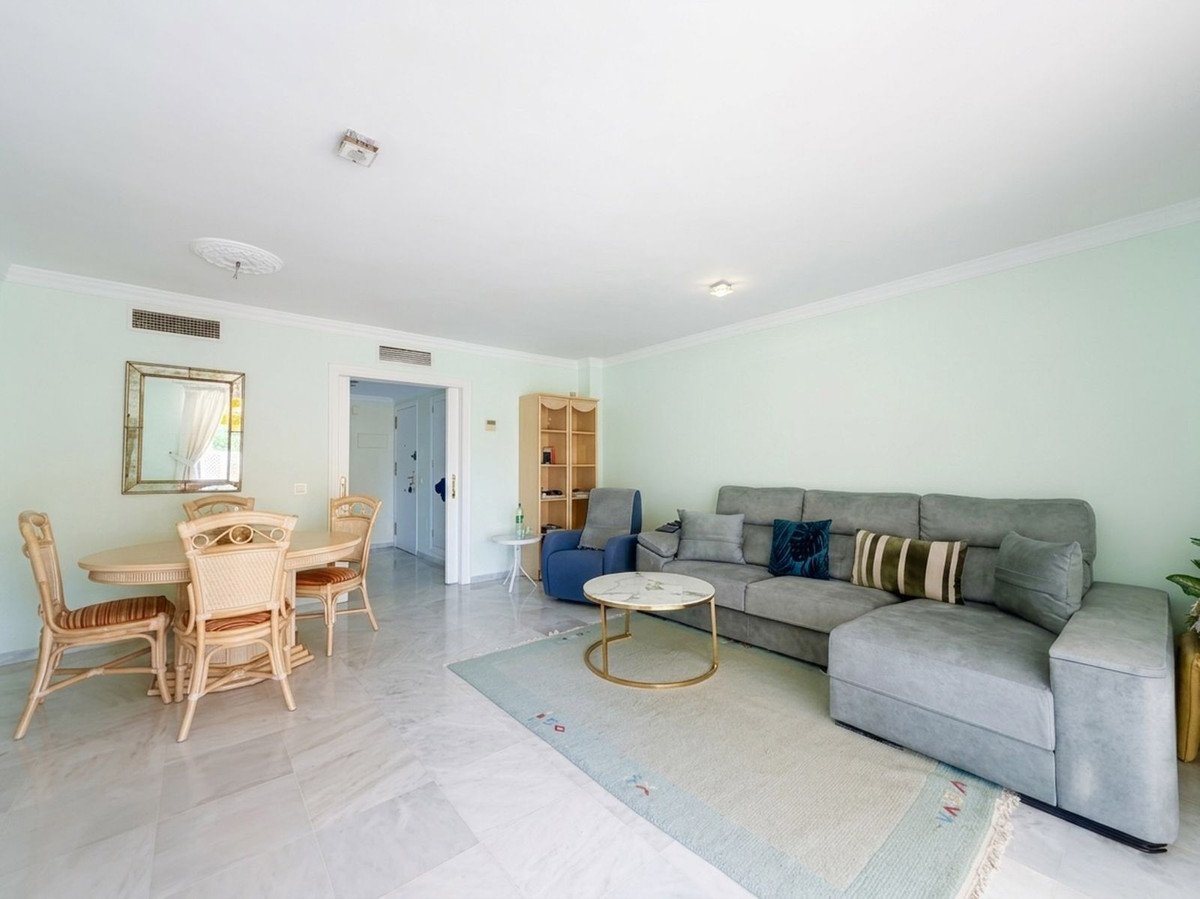 2 Bed Middle Floor Apartment in Estepona