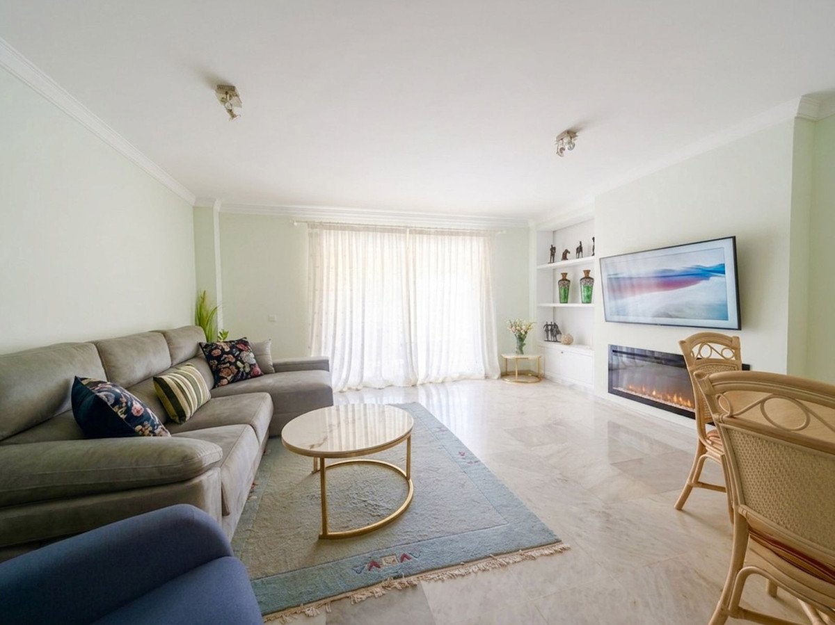 2 Bed Middle Floor Apartment in Estepona