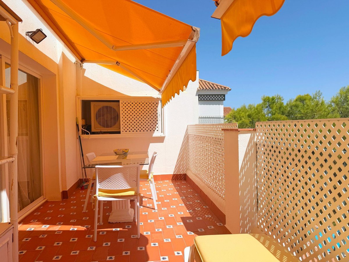 2 Bed Middle Floor Apartment in Estepona