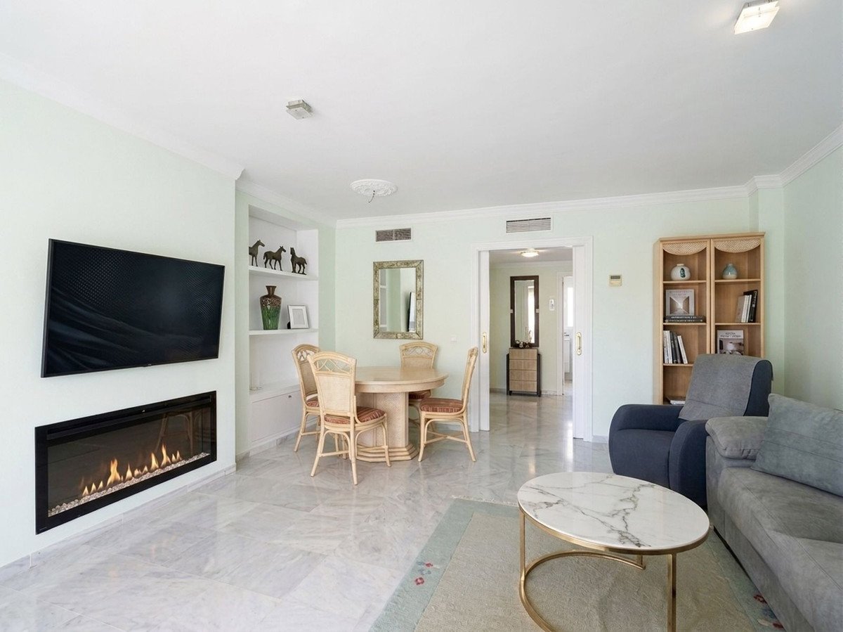 2 Bed Middle Floor Apartment in Estepona