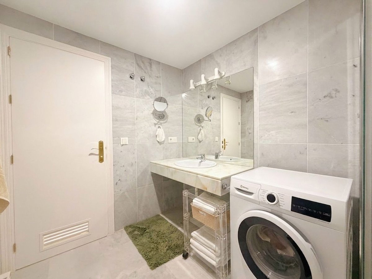 2 Bed Middle Floor Apartment in Estepona