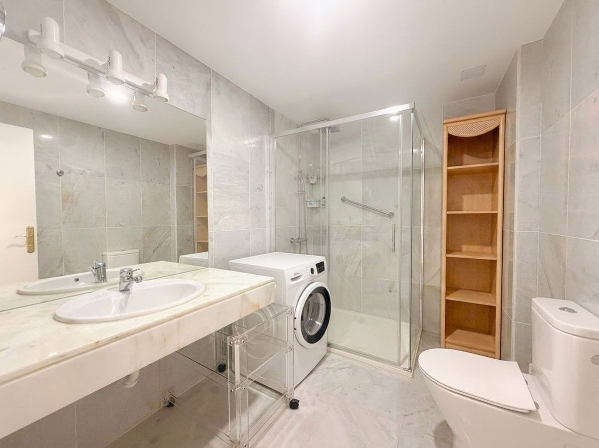 2 Bed Middle Floor Apartment in Estepona