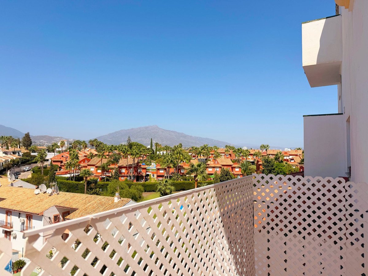 2 Bed Middle Floor Apartment in Estepona