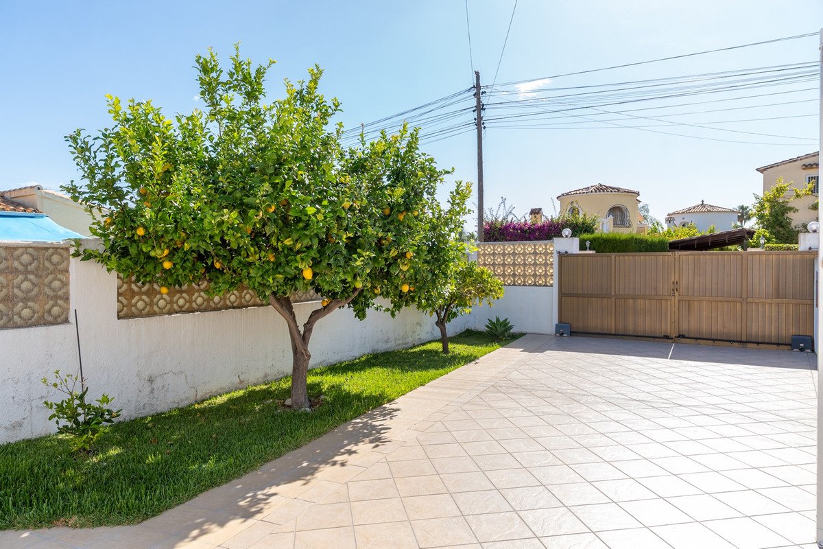 4 Bed Detached Villa in Els Poblets
