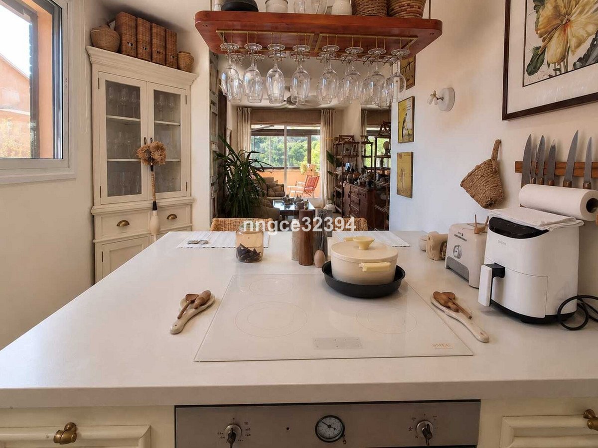 1 Bed Top Floor Apartment in The Golden Mile