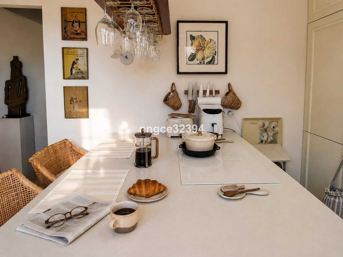 1 Bed Top Floor Apartment in The Golden Mile
