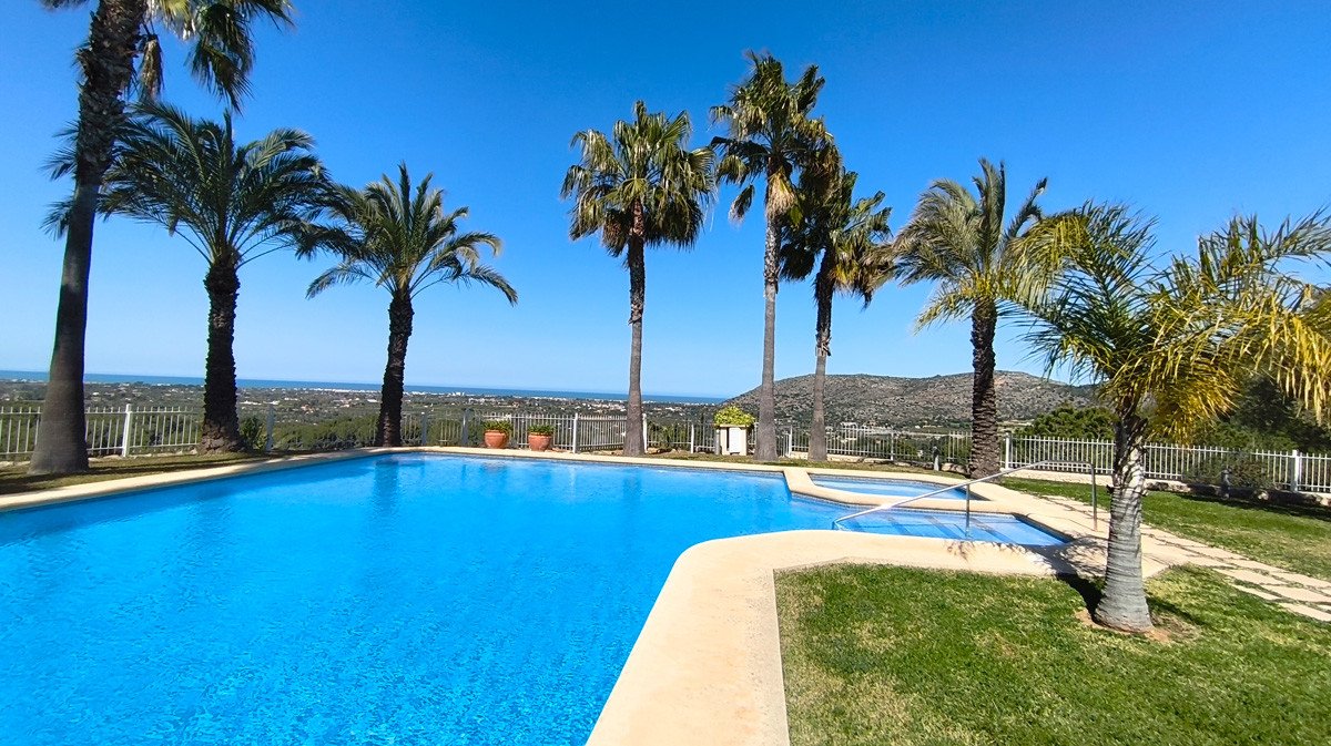 2 Bed Middle Floor Apartment in La Sella Golf