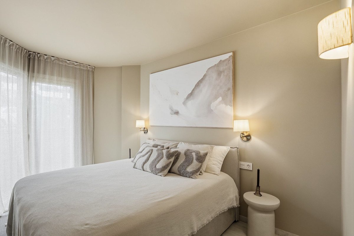 3 Bed Middle Floor Apartment in Calahonda