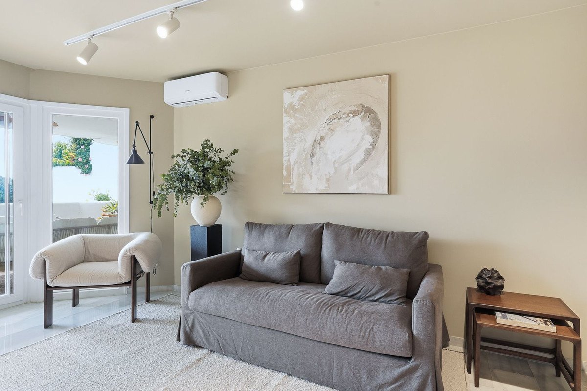 3 Bed Middle Floor Apartment in Calahonda
