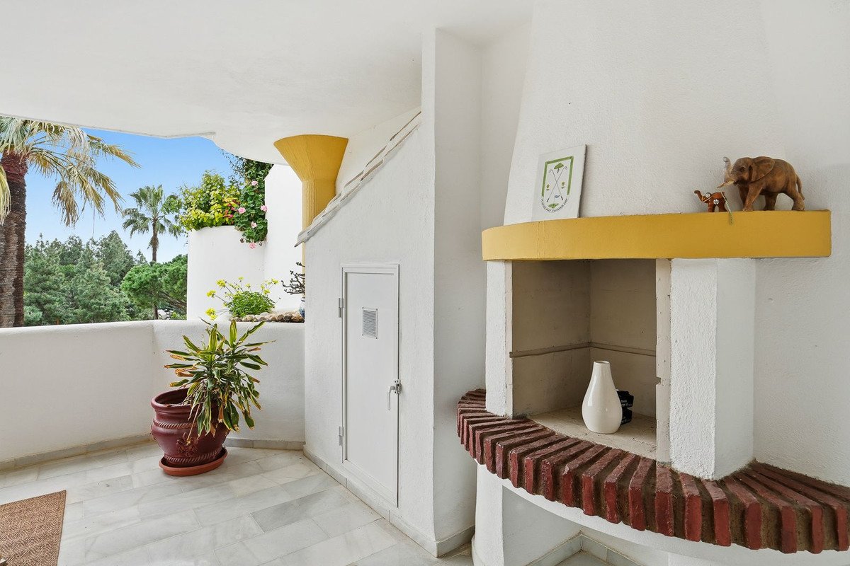 3 Bed Middle Floor Apartment in Calahonda
