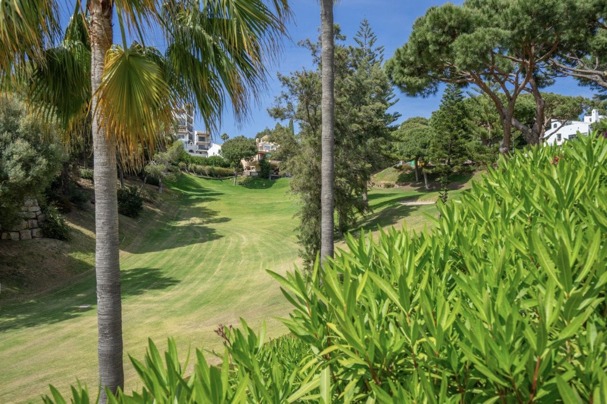 3 Bed Middle Floor Apartment in Calahonda
