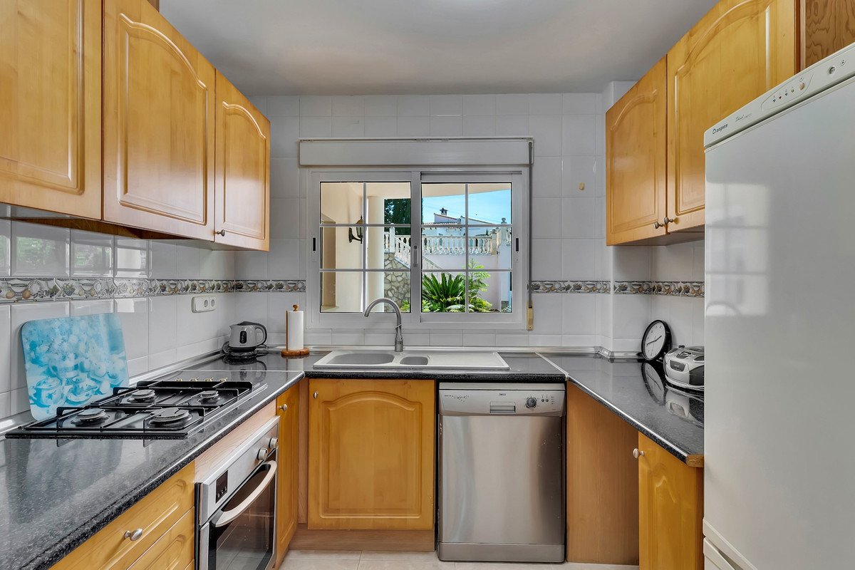 6 Bed Detached Villa in Orba