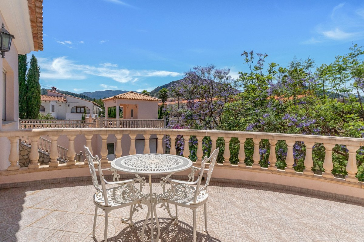 6 Bed Detached Villa in Orba