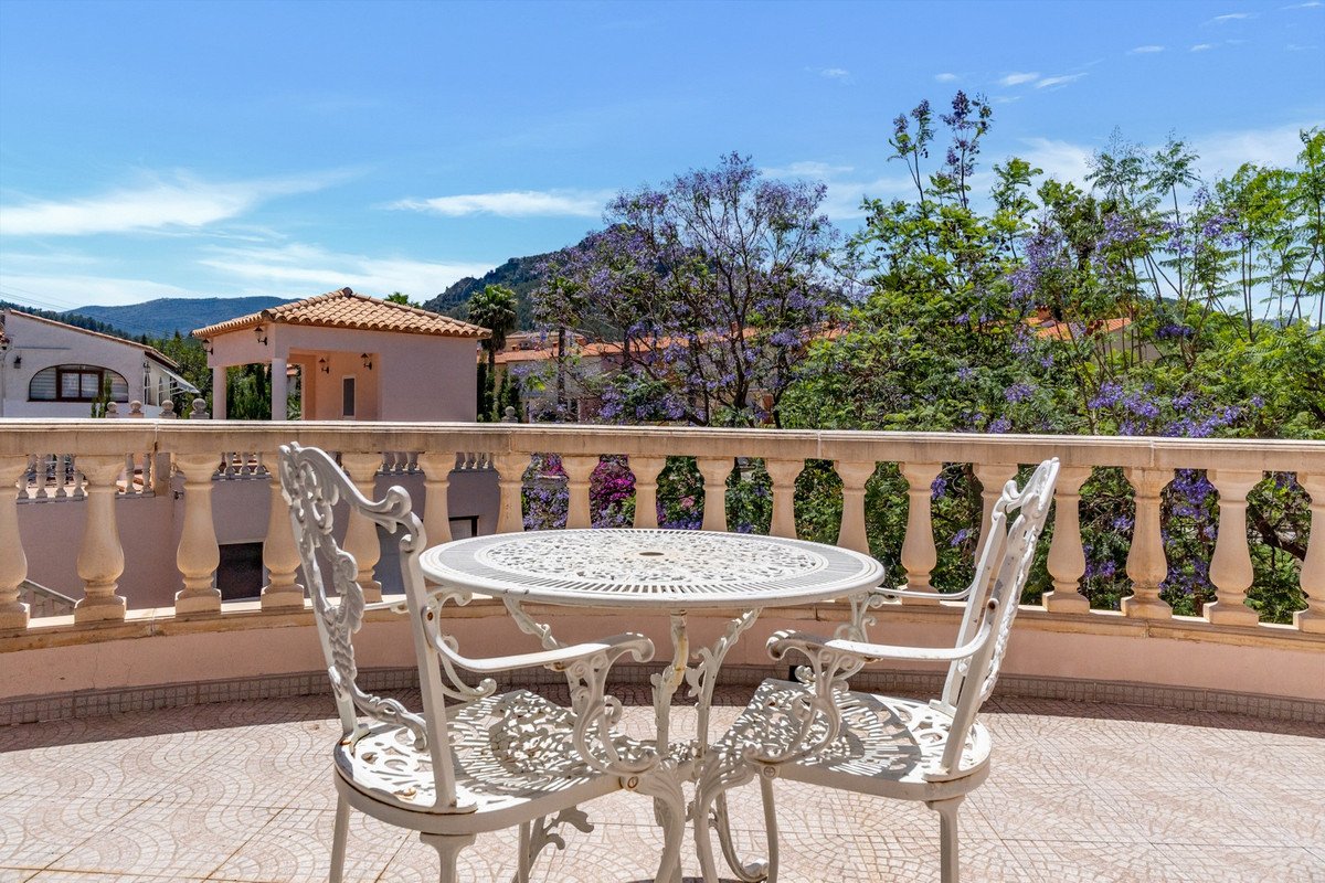 6 Bed Detached Villa in Orba