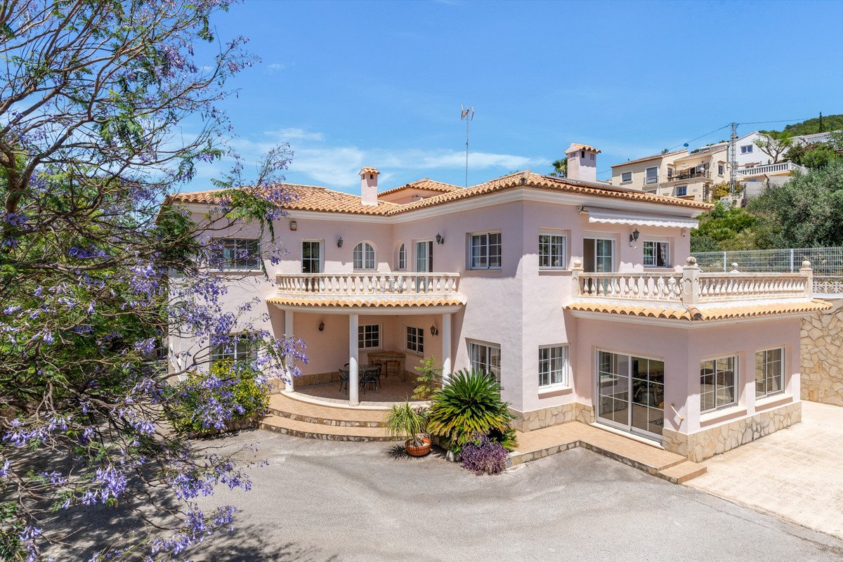 6 Bed Detached Villa in Orba