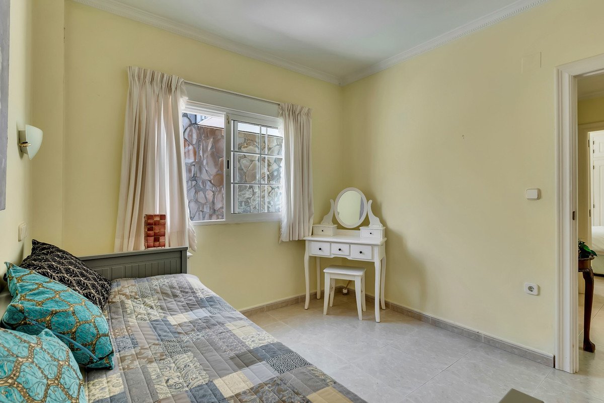 6 Bed Detached Villa in Orba
