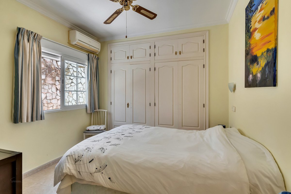 6 Bed Detached Villa in Orba
