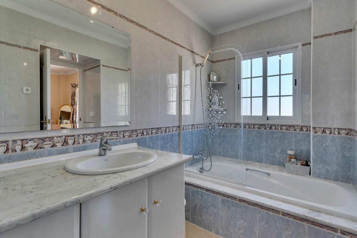 6 Bed Detached Villa in Orba