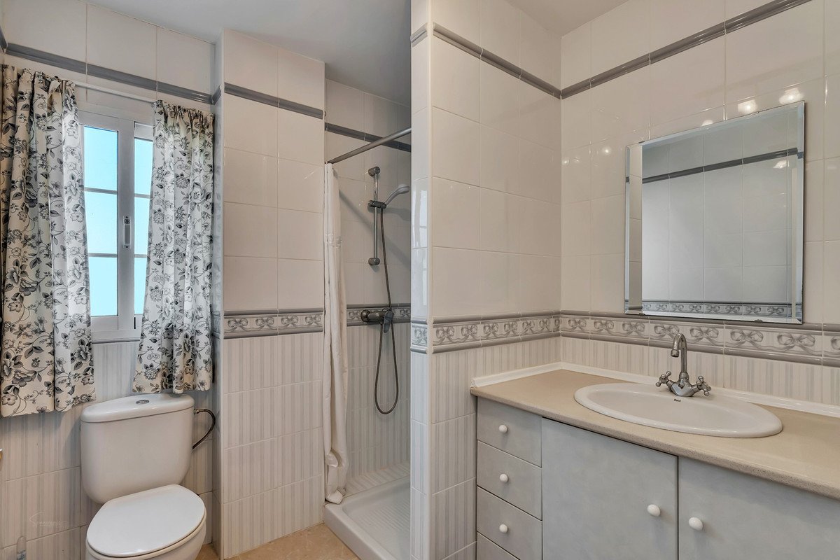 6 Bed Detached Villa in Orba